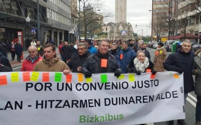 Ayer más de un centenar de empleados de la concesionaria EMB se manifestaron por Bilbao.