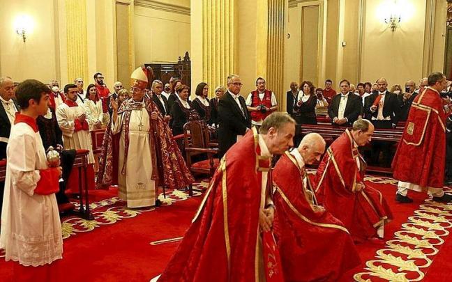 Las solemnes v&iacute;speras de San Ferm&iacute;n celebradas ayer en la capilla del Santo. | FOTO: PATXI CASCANTE
