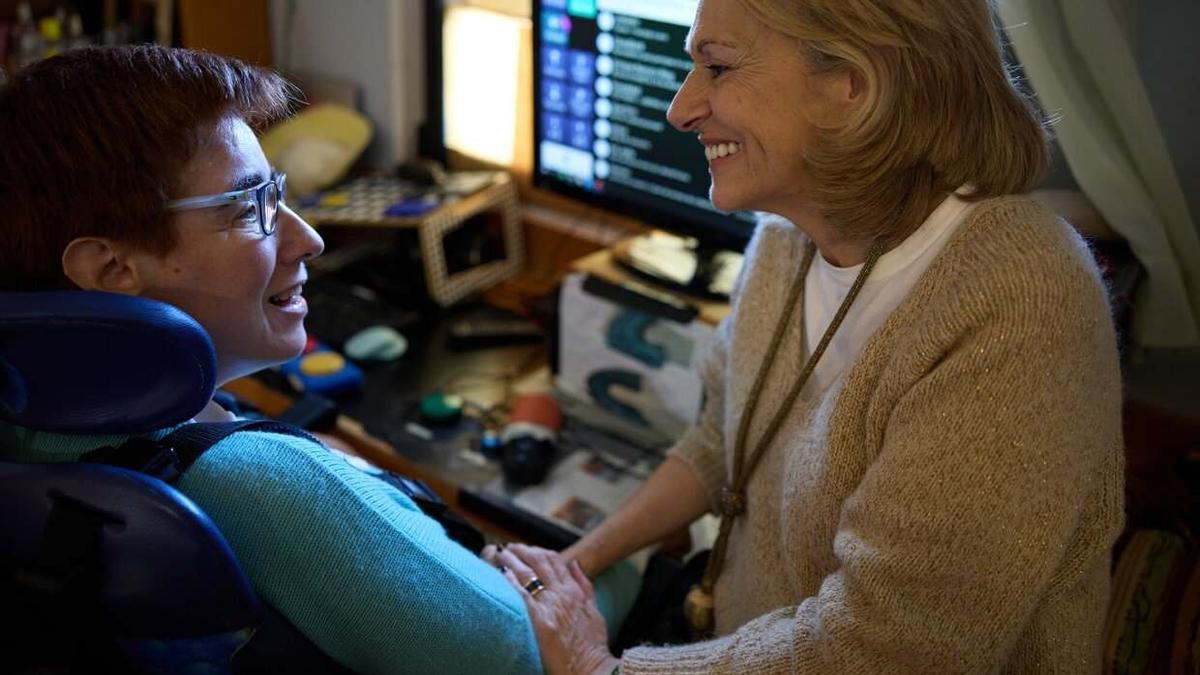 María Blasco y Sofía Collantes, la 'madrina' de su libro, se miran cómplices