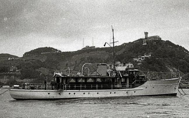 El 'Azor', fondeado en la bahía de La Concha durante el veraneo del dictador en Donostia. Foto: Kutxateka/ Fotocar/Vicente Martín