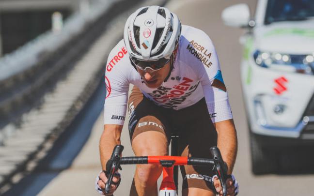 Bouchard, durante su fuga en el Tour de los Alpes. Bouchard, durante su fuga en el Tour de los Alpes.