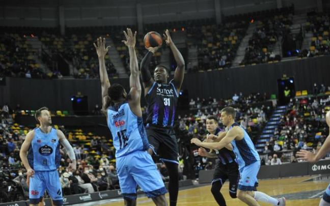 Ángel Delgado tira a canasta ante Jordan Sakho.