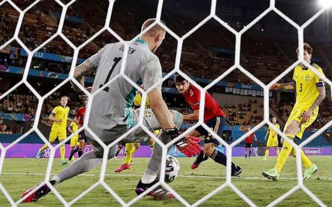 Gerard Moreno remata a puerta en un lance del España-Suecia.