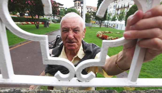 Mauri Ugartemendia, en su Gernika natal, durante una entrevista con DEIA.