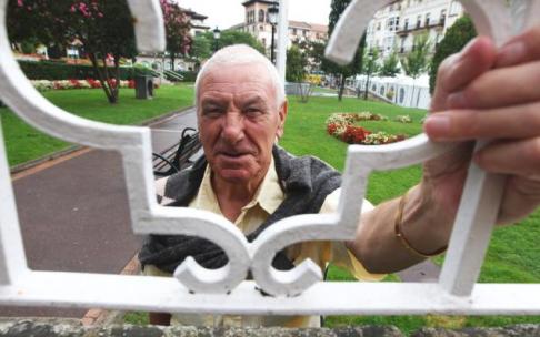 Mauri Ugartemendia, en su Gernika natal, durante una entrevista con DEIA.