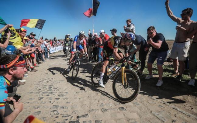 Van Aert, durante la París-Roubaix. Van Aert, durante la París-Roubaix.