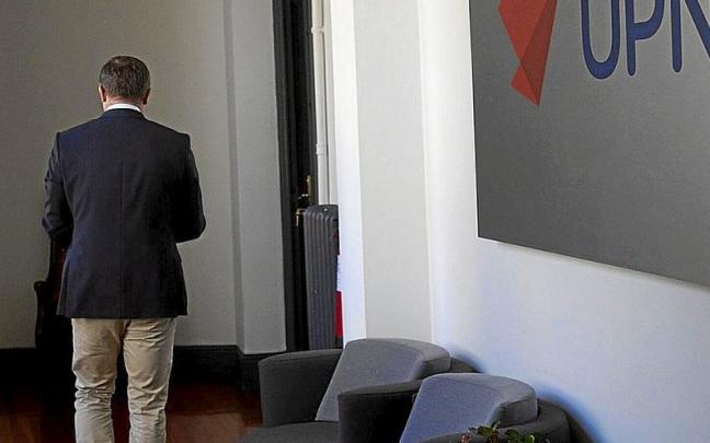 El presidente de UPN, Javier Esparza, se dirige a su despacho tras ofrecer la rueda de prensa de balance sobre la gestión del Gobierno de Navarra, el pasado 4 de agosto. El presidente de UPN, Javier Esparza, se dirige a su despacho tras ofrecer la rueda de prensa de balance sobre la gestión del Gobierno de Navarra, el pasado 4 de agosto.