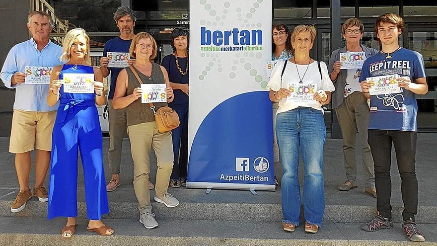 Organizadores y participantes en la feria de stock posan durante la presentación. | FOTO: BERTAN