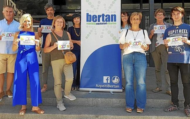 Organizadores y participantes en la feria de stock posan durante la presentaci&oacute;n. | FOTO: BERTAN
