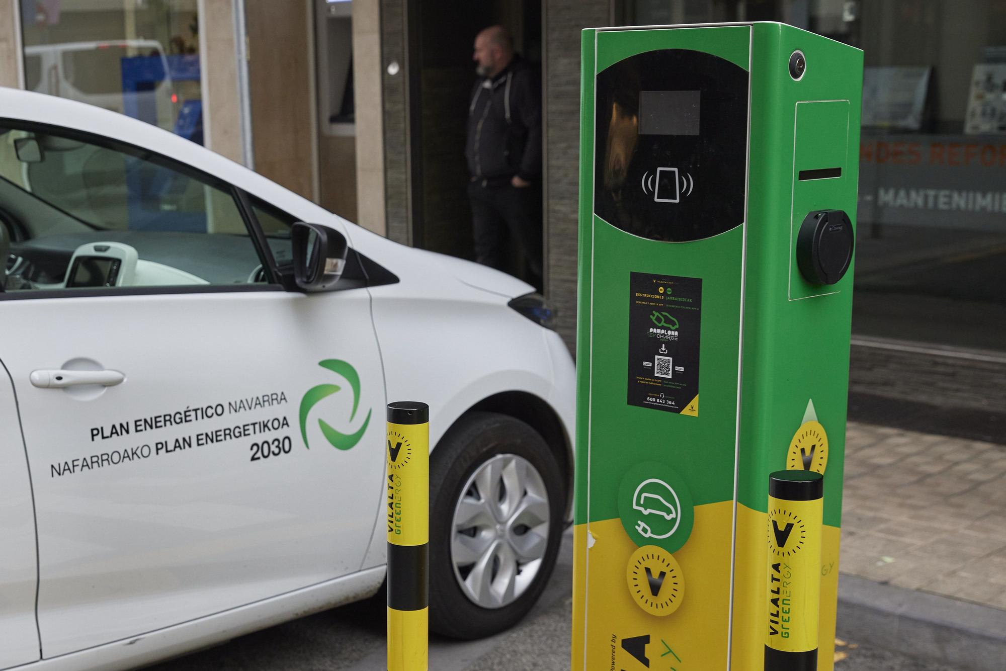 Nuevos puntos de recarga para vehículos eléctricos en el cruce de la avenida Roncesvalles con la calle Paulino Caballero.