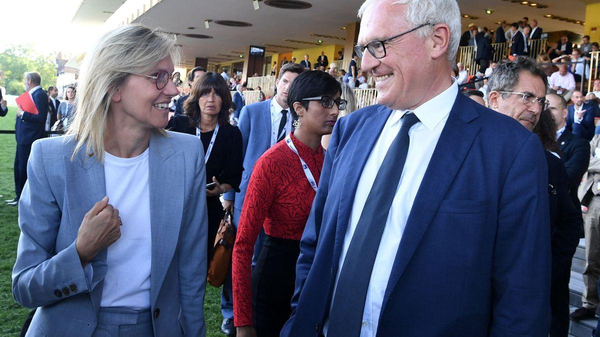 La ministra de Transición Energética, Agnès Pannier-Runacher (i), junto al responsable de la eléctrica EDF.