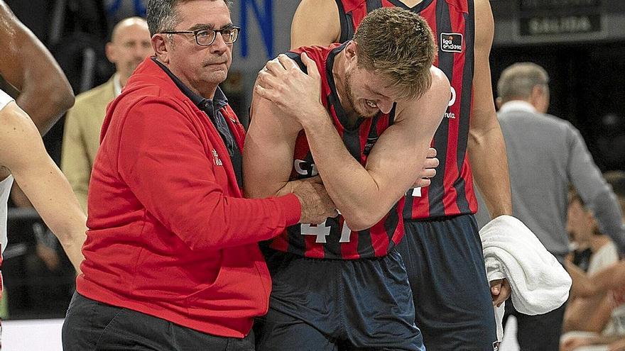 Kurucs tuvo que retirarse con dolor en el hombro tras un choque con Franch, aunque se quedó en un susto. | FOTO: ALEX LARRETXI