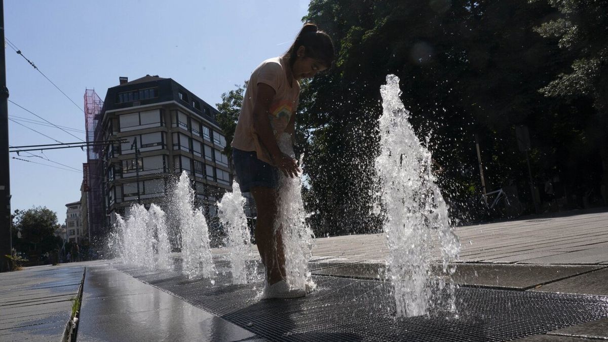 Una joven se refresca ante el calor reinante.