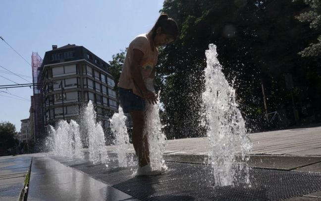 Una joven se refresca ante el calor reinante.