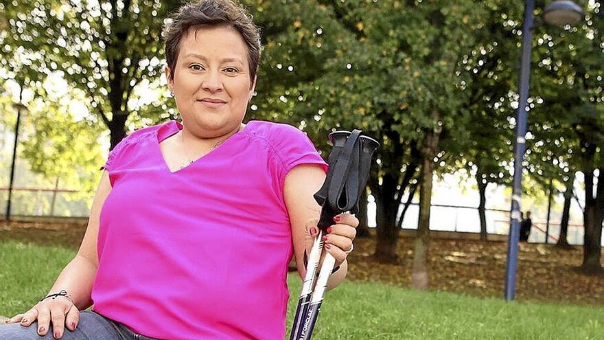 María Liz Costantini, paraguaya afincada en Bilbao desde hace trece años, ansía volver a empuñar los bastones y acompañar al monte a personas con discapacidad.