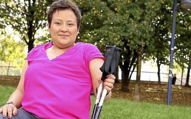 María Liz Costantini, paraguaya afincada en Bilbao desde hace trece años, ansía volver a empuñar los bastones y acompañar al monte a personas con discapacidad. María Liz Costantini, paraguaya afincada en Bilbao desde hace trece años, ansía volver a empuñar los bastones y acompañar al monte a personas con discapacidad.