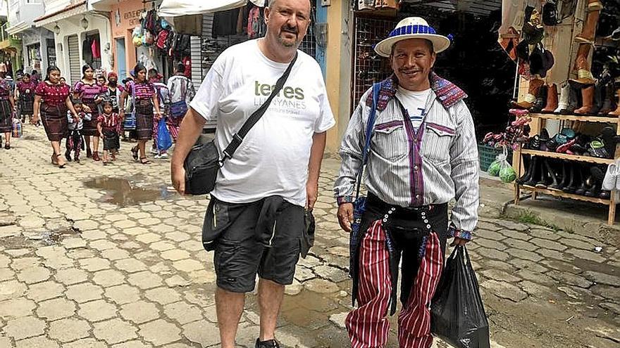 El legazpiarra Aitor Casado, con un guatemalteco. | FOTO: MAR TORRIJOS