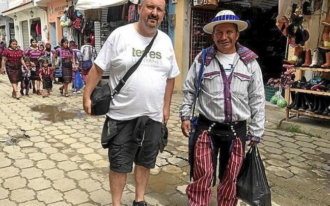El legazpiarra Aitor Casado, con un guatemalteco. | FOTO: MAR TORRIJOS