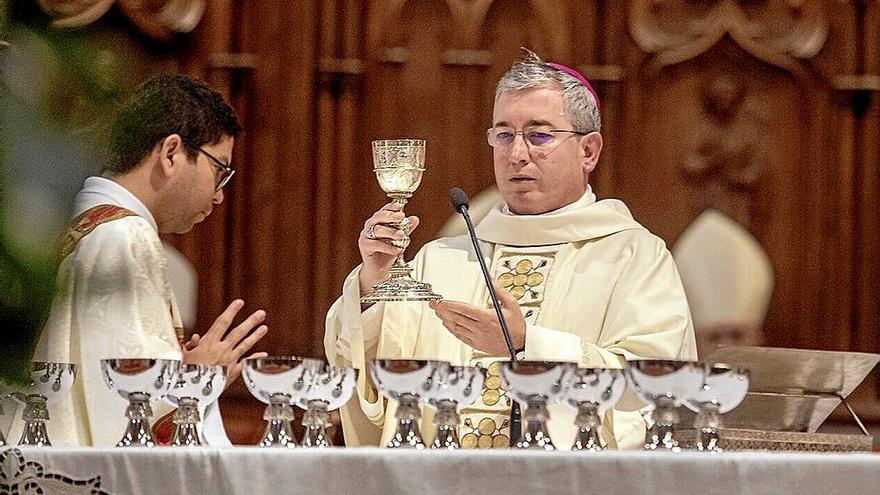 Fernando Prado, nuevo obispo de Donostia, durante su ceremonia de ordenación. | FOTO: JAVI COLMENERO