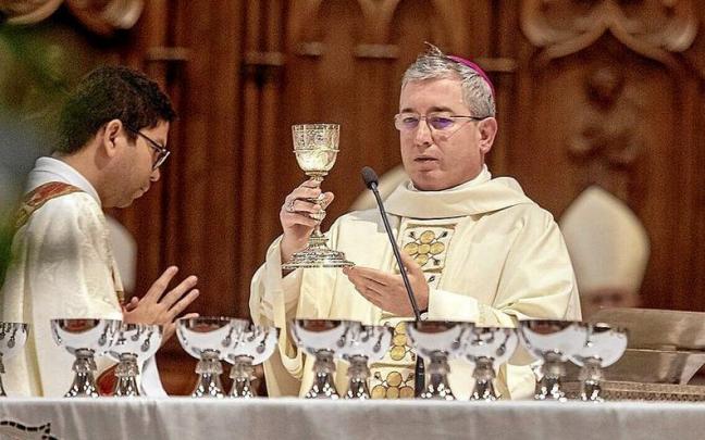 Fernando Prado, nuevo obispo de Donostia, durante su ceremonia de ordenación. | FOTO: JAVI COLMENERO