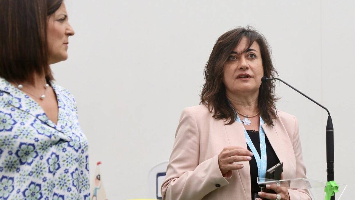 La todavía directora de la cárcel de Martutene, Marian Moreno, junto a Beatriz Artolazabal, que ha dejado su puesto en el Gobierno Vasco para concurrir a las elecciones municipales de mayo como candidata a la Alcaldía de Gasteiz.