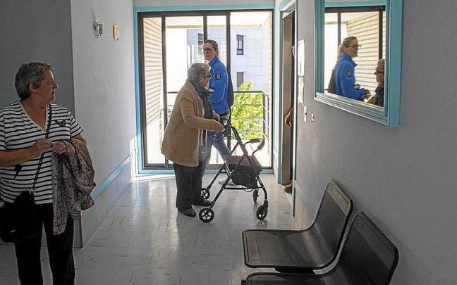 Lerro hauekin batera agertzen den irudia, hainbat adineko artxiboko-irudi batean.