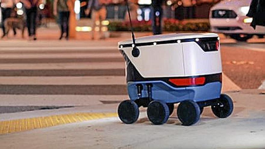 Un robot repartidor en plena calle.