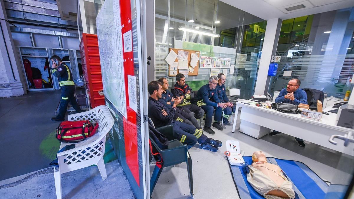 Las instalaciones cuentan con una dotación mínima diaria de ocho bomberos