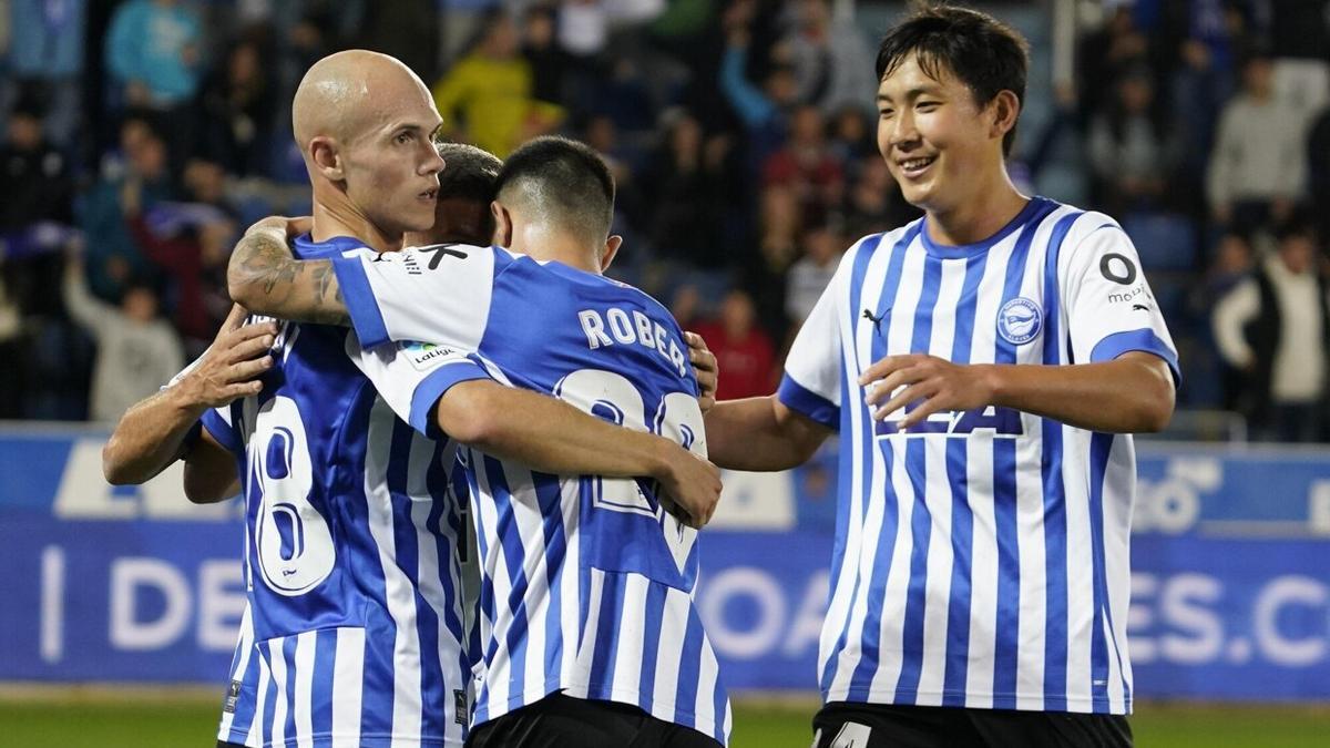 Taichi Hara celebra un gol junto a sus compañeros durante el partido ante el Albacete