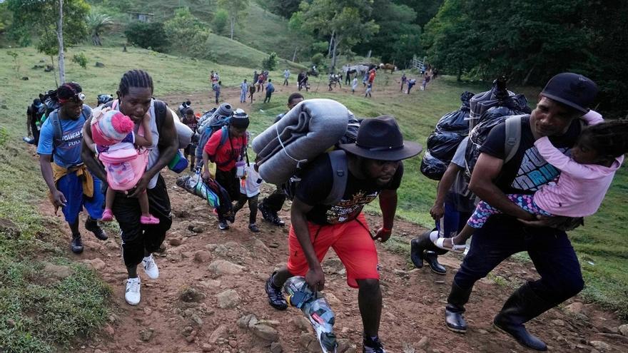 Migrantes se dirigen a cruzar la brecha del Darién desde Colombia hacia Panamá para llegar a Estados Unidos