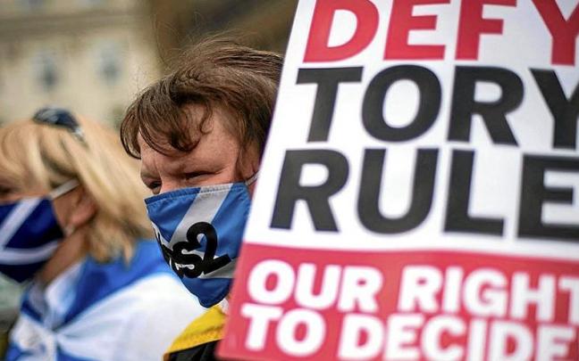 Manifestantes escoceses muestran su apoyo al referéndum por la independencia.