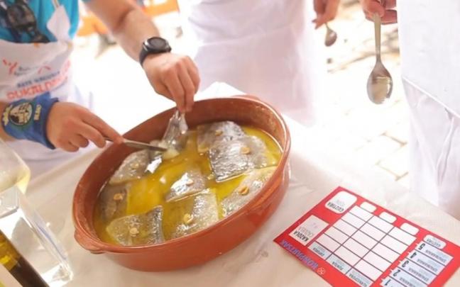 Los cocinillas recrean su mejor versi&oacute;n del bacalao al pil pil este viernes en el Arenal