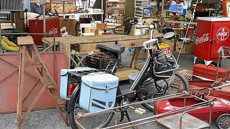 Vehículos y muebles antiguos en el Rastro de Quintaou, que se celebra en Anglet.