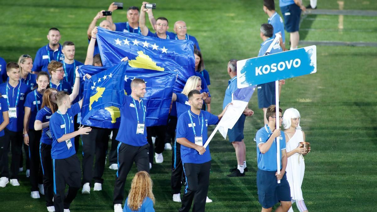 Una delegación de Kosovo saluda en el acto de inauguración de los Juegos del Mediterráneo.