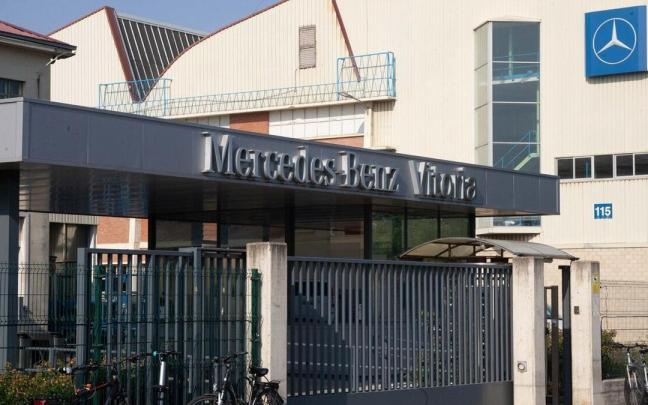 Acceso a la planta de Mercedes en Vitoria.