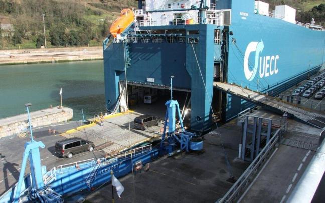 Coches embarcan en el Puerto de Pasaia para ser exportados.