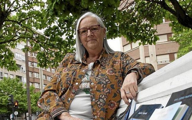 La escritora Belén Fernández, una de las personas que impulsa el proyecto de Nimbo Cultura, junto a algunos de los libros publicados en estos casi dos años. La escritora Belén Fernández, una de las personas que impulsa el proyecto de Nimbo Cultura, junto a algunos de los libros publicados en estos casi dos años.