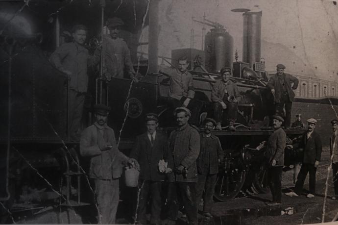 Un grupo de trabajadores junto a una locomotora en la estación de Castejón en el año 1923.