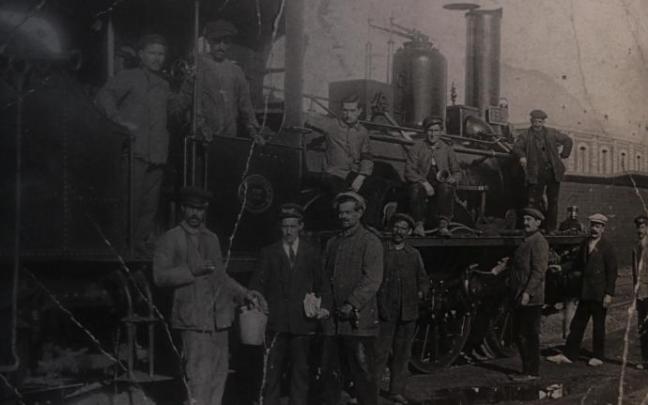 Un grupo de trabajadores junto a una locomotora en la estación de Castejón en el año 1923.