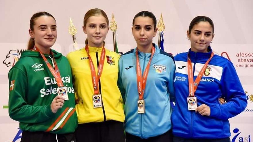 Vizuete, a la izquierda de la imagen, posa orgullosa con su medalla de plata