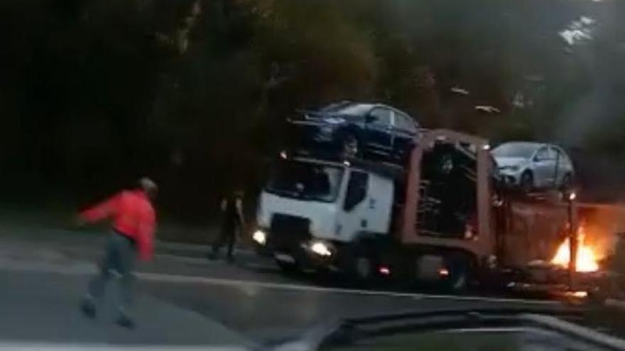 Imagen del camión ardiendo en Arraitz