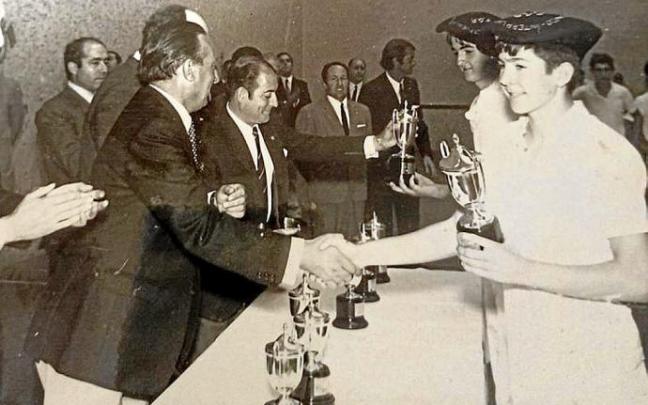 Biain eta Plazaola, garaikurra jasotzen. Argazkia: N.G.