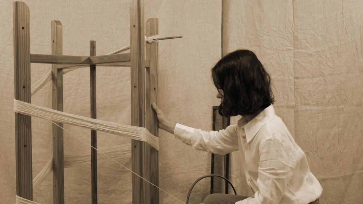 Ana Oliver-Larsson traba desde su telar