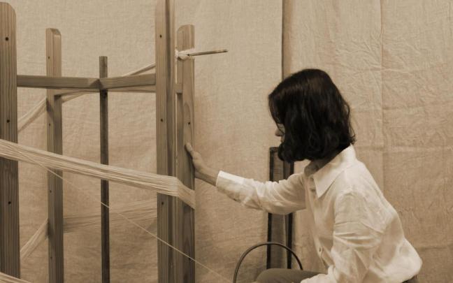 Ana Oliver-Larsson traba desde su telar