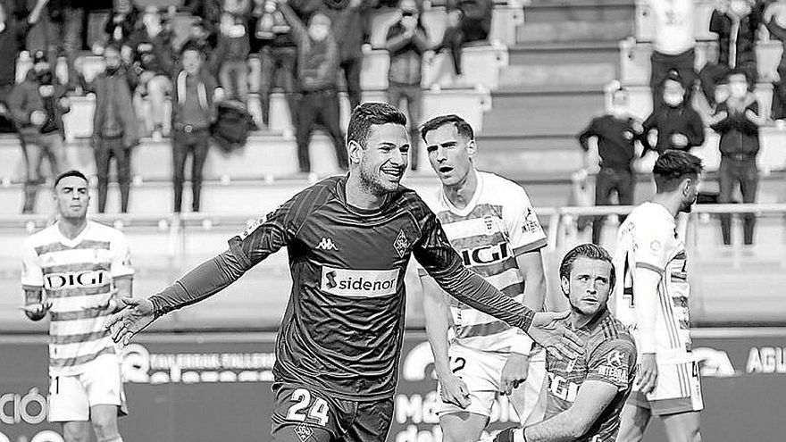 Guruzeta celebra un gol que marcó con el Amorebieta. | FOTO: PABLO VIÑAS