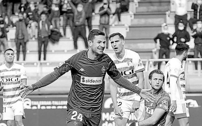 Guruzeta celebra un gol que marc&oacute; con el Amorebieta. | FOTO: PABLO VI&Ntilde;AS