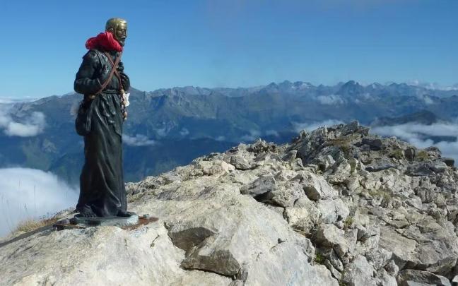 Estatua de San Francisco Javier en la cima de la Mesa de los Tres Reyes