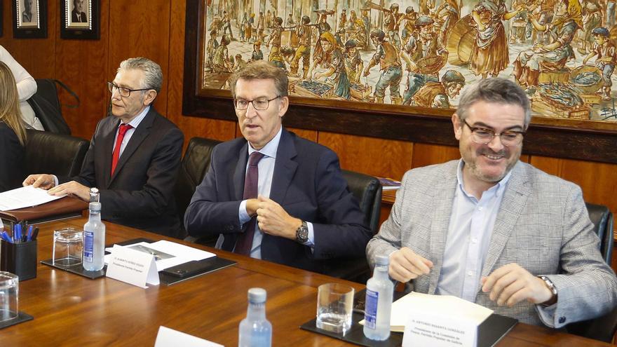 El presidente del PP, Alberto Núñez Feijóo, asiste a una reunión con miembros del sector pesquero.