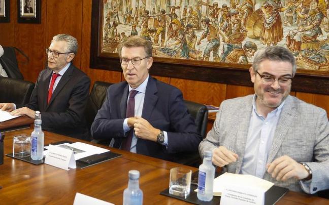 El presidente del PP, Alberto N&uacute;&ntilde;ez Feij&oacute;o, asiste a una reuni&oacute;n con miembros del sector pesquero.