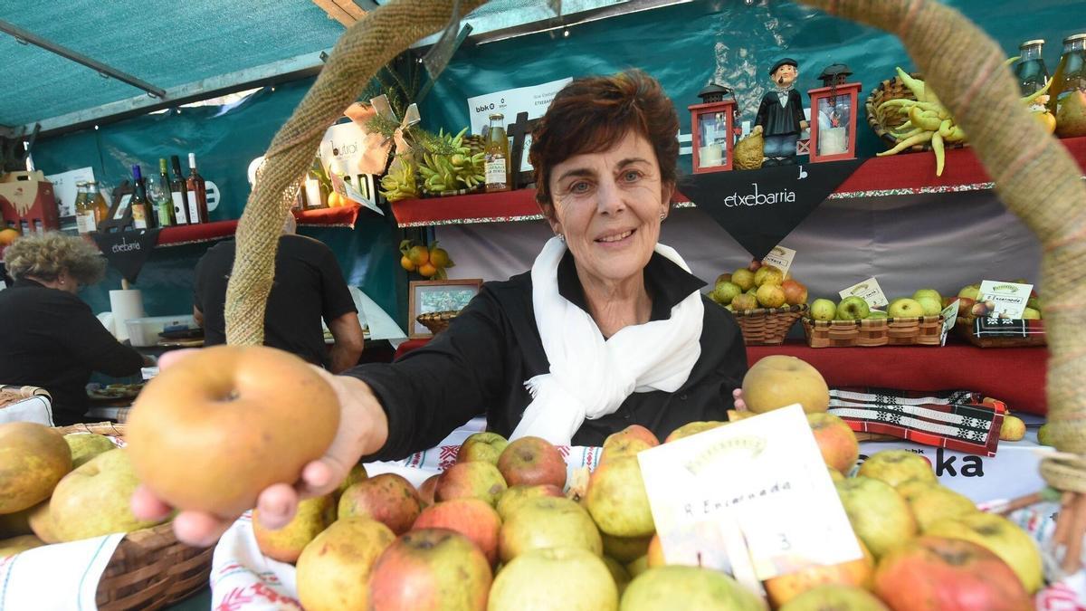 Itziar Etxebarria muestra algunas de sus manzanas.